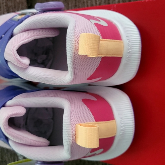 New In Box New Balance Kids Shoes 4Y - Picture 4 of 5